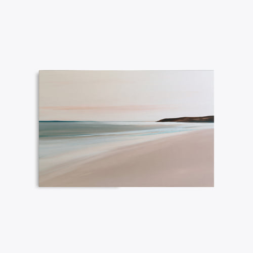 Tableau déco bord de mer rose poudré et vert d'eau, toile sans cadre vue de face, plage déserte et cap sombre au loin