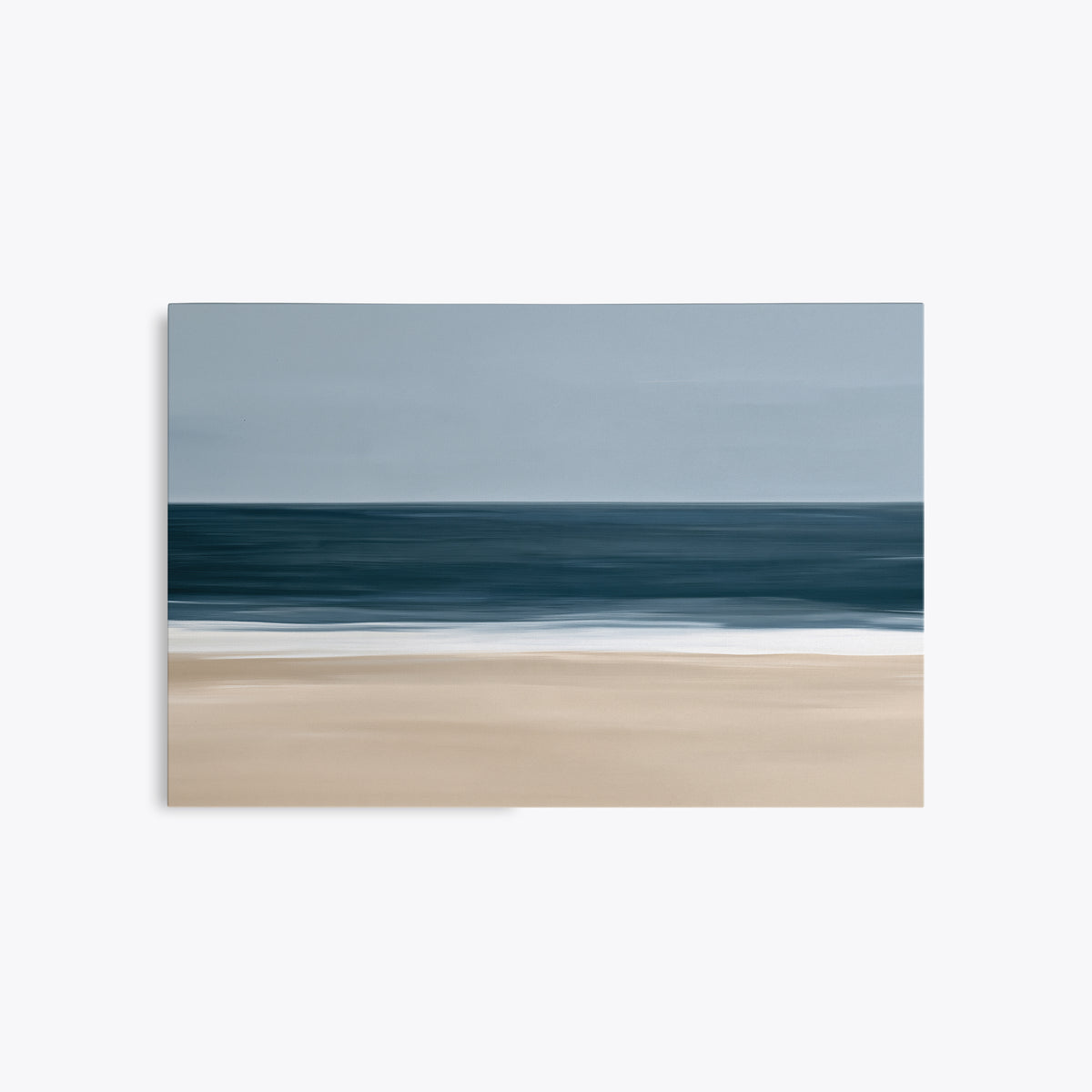 Tableau déco bord de mer bleu marine et beige, toile sans cadre vue de face, plage de sable sous un ciel gris bleu