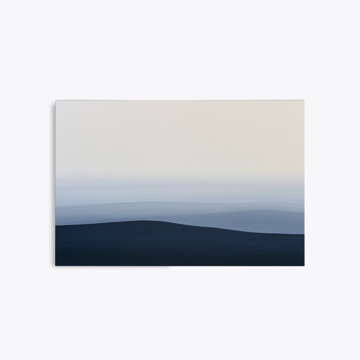 Tableau déco paysage bleu marine et crème, toile sans cadre vue de face, collines sombres sous un ciel presque blanc