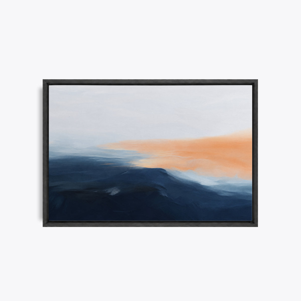 Tableau décoratif paysage abstrait bleu et orange en cadre noir, vu de face, lueur orangée sur un ciel pâle