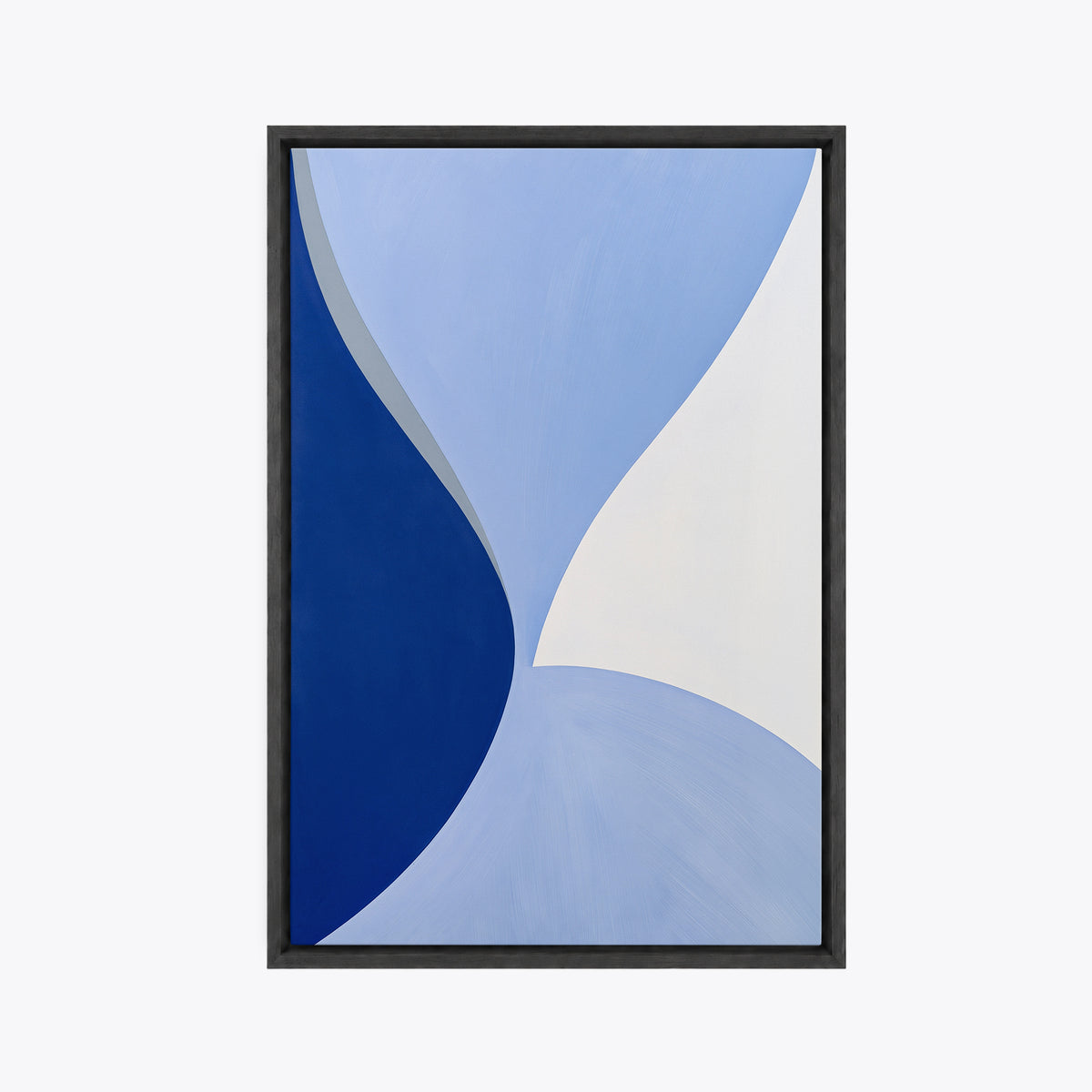 Tableau décoratif graphique en cadre noir, vu de face, courbe bleu roi face à des aplats bleu ciel et blanc