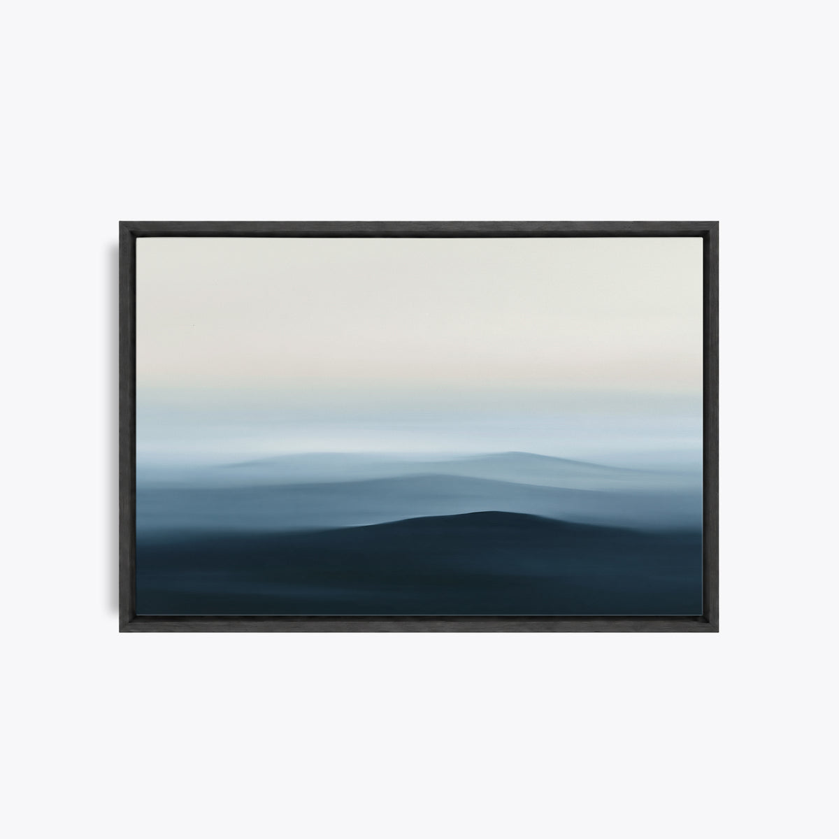 Tableau décoratif paysage en cadre noir, vu de face, montagnes bleu nuit qui se superposent sous un grand ciel crème