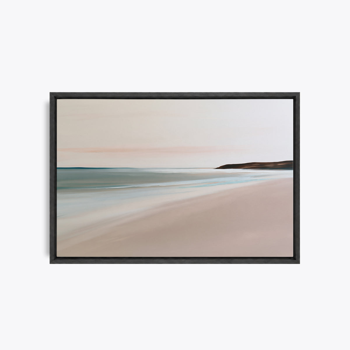 Tableau décoratif plage en cadre noir, vu de face, sable rosé, vagues vert d'eau et ciel pâle légèrement nacré