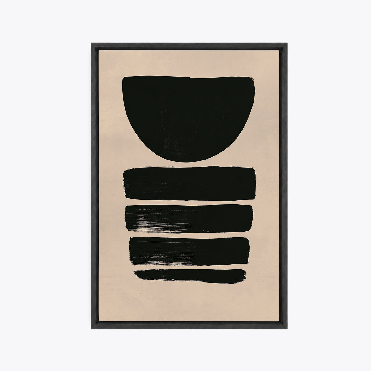 Tableau décoratif minimaliste en cadre noir, vu de face, formes noires empilées sur un fond beige lin