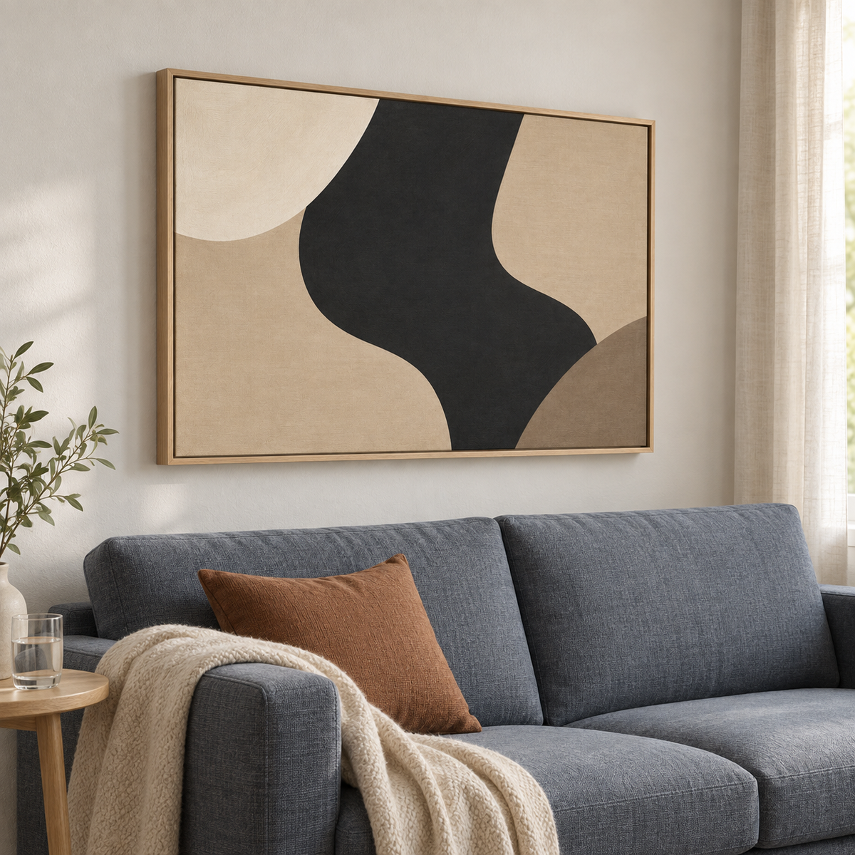 Grand tableau déco salon en cadre chêne clair : abstrait noir et beige au-dessus d'un canapé gris bleu