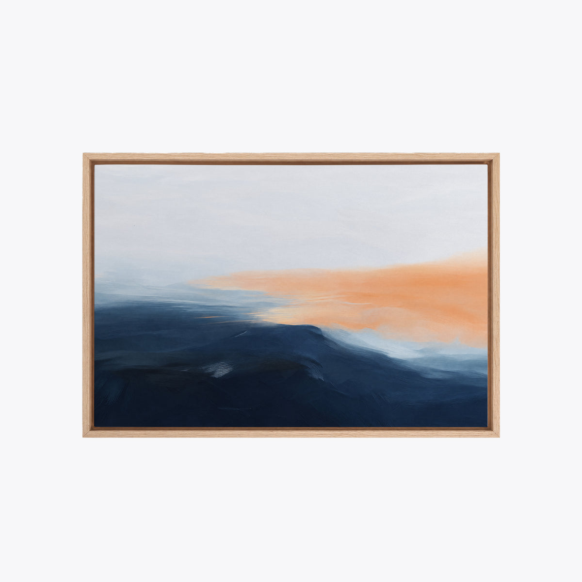 Tableau déco abstrait bleu et orange encadré en chêne clair, vue de face, collines bleu nuit sous une lueur orange