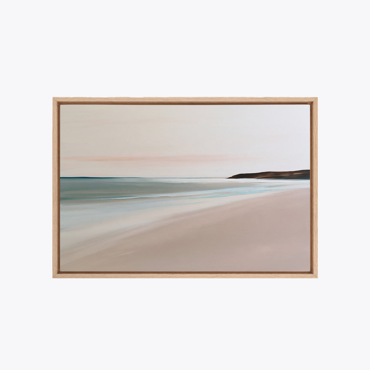 Tableau déco bord de mer encadré en chêne clair, vue de face, longue plage rose et mer calme sous un ciel clair
