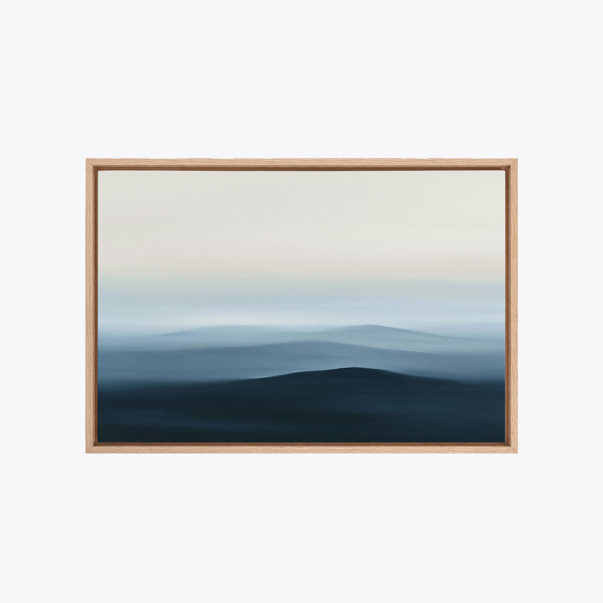 Tableau déco paysage encadré en chêne clair, vue de face, crêtes bleues superposées dans un dégradé brumeux