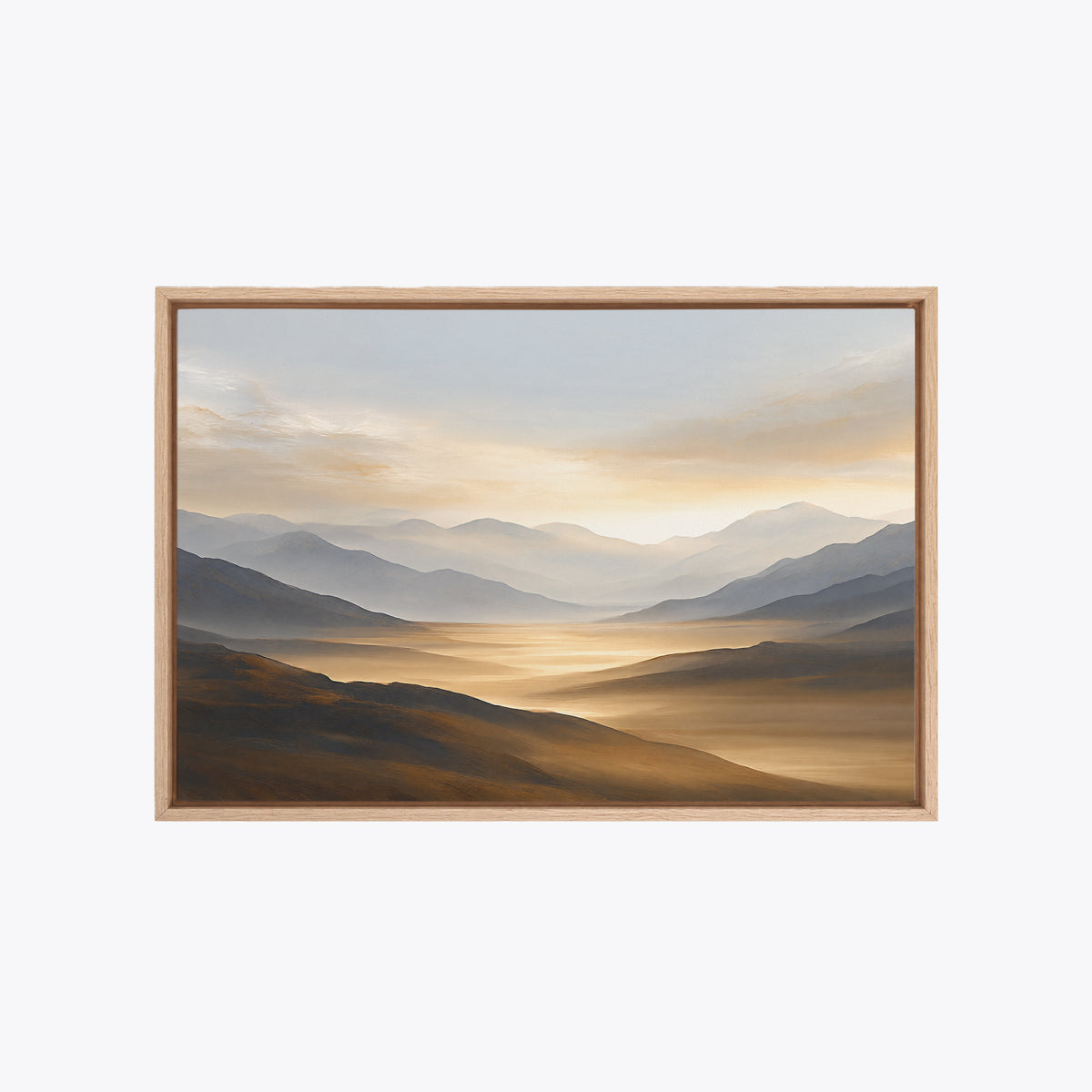 Tableau déco paysage de montagne or et gris encadré en chêne clair, vue de face, crêtes superposées dans la brume