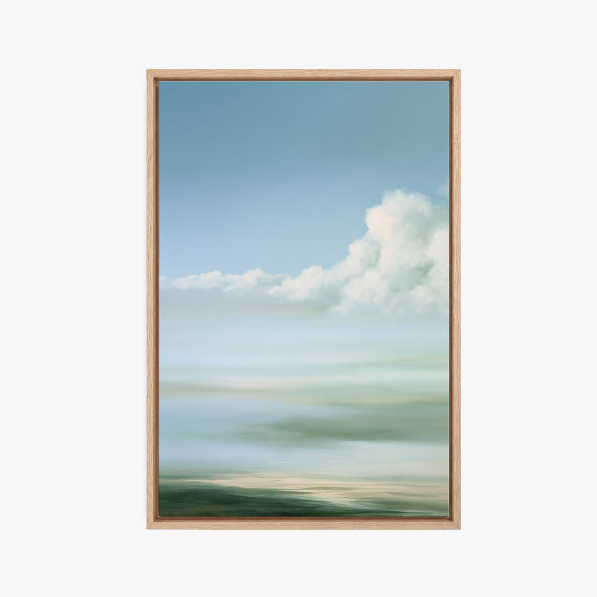 Tableau déco ciel bleu encadré en chêne clair, vue de face, nuage blanc lumineux et plaine vert d'eau dans la brume