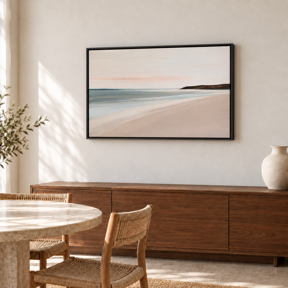 Tableau salle à manger en cadre noir, plage rose et mer vert d'eau au-dessus d'un buffet en noyer