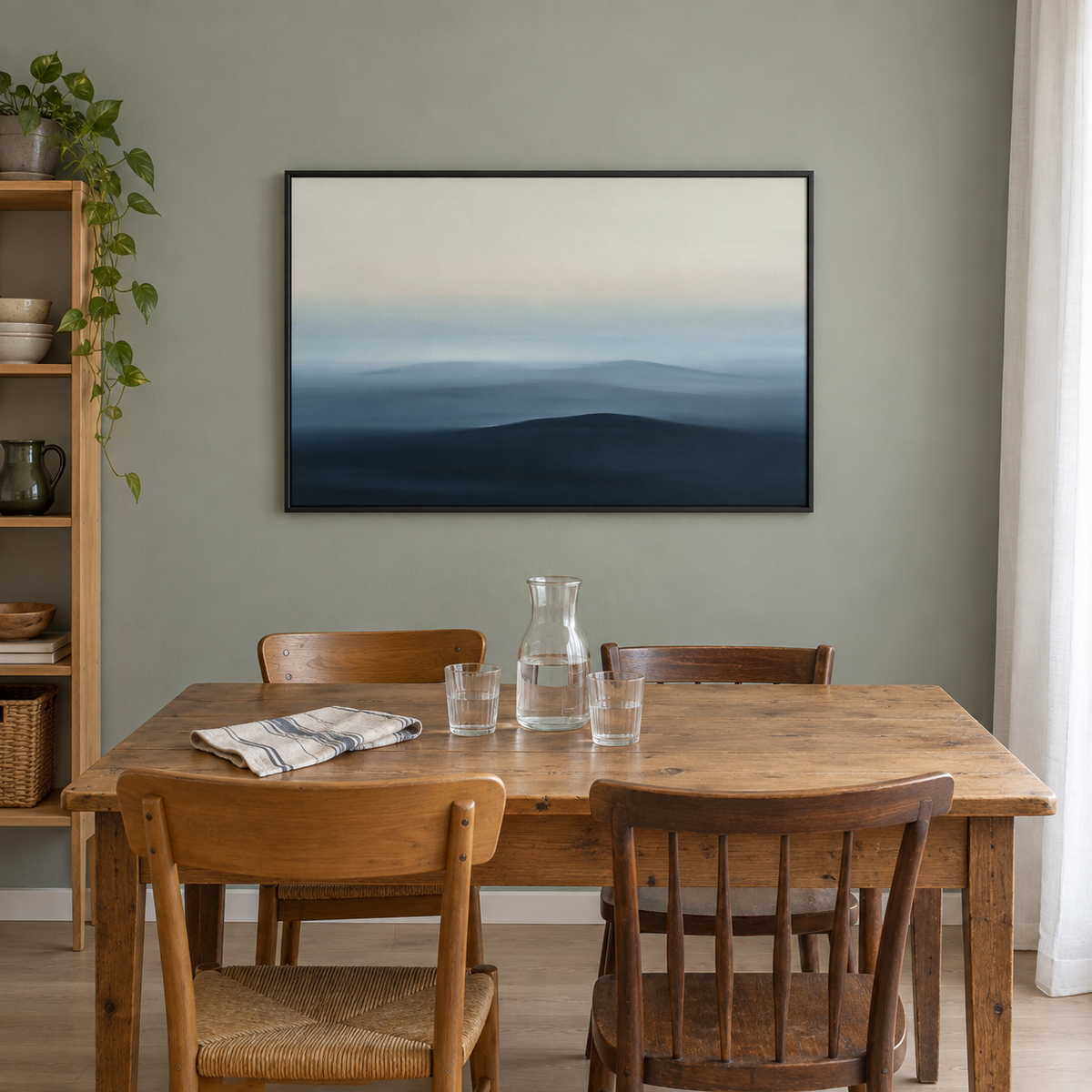 Tableau salle à manger en cadre noir, collines bleu nuit au-dessus d'une table en bois rustique et de chaises anciennes