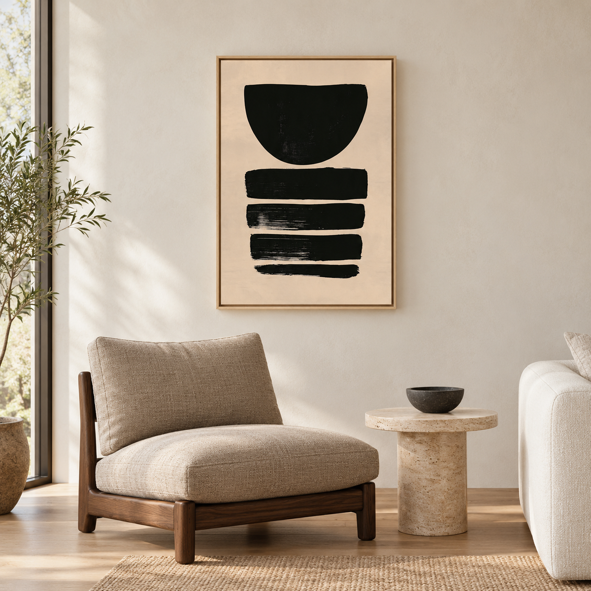 Tableau pour salon moderne en cadre chêne clair, abstrait noir et beige au-dessus d'un fauteuil bas en lin