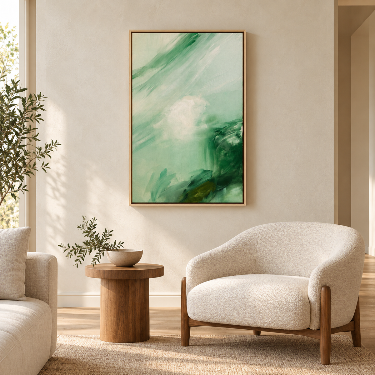 Tableau pour salon moderne en cadre chêne clair, abstrait vert d'eau au-dessus d'un fauteuil crème arrondi