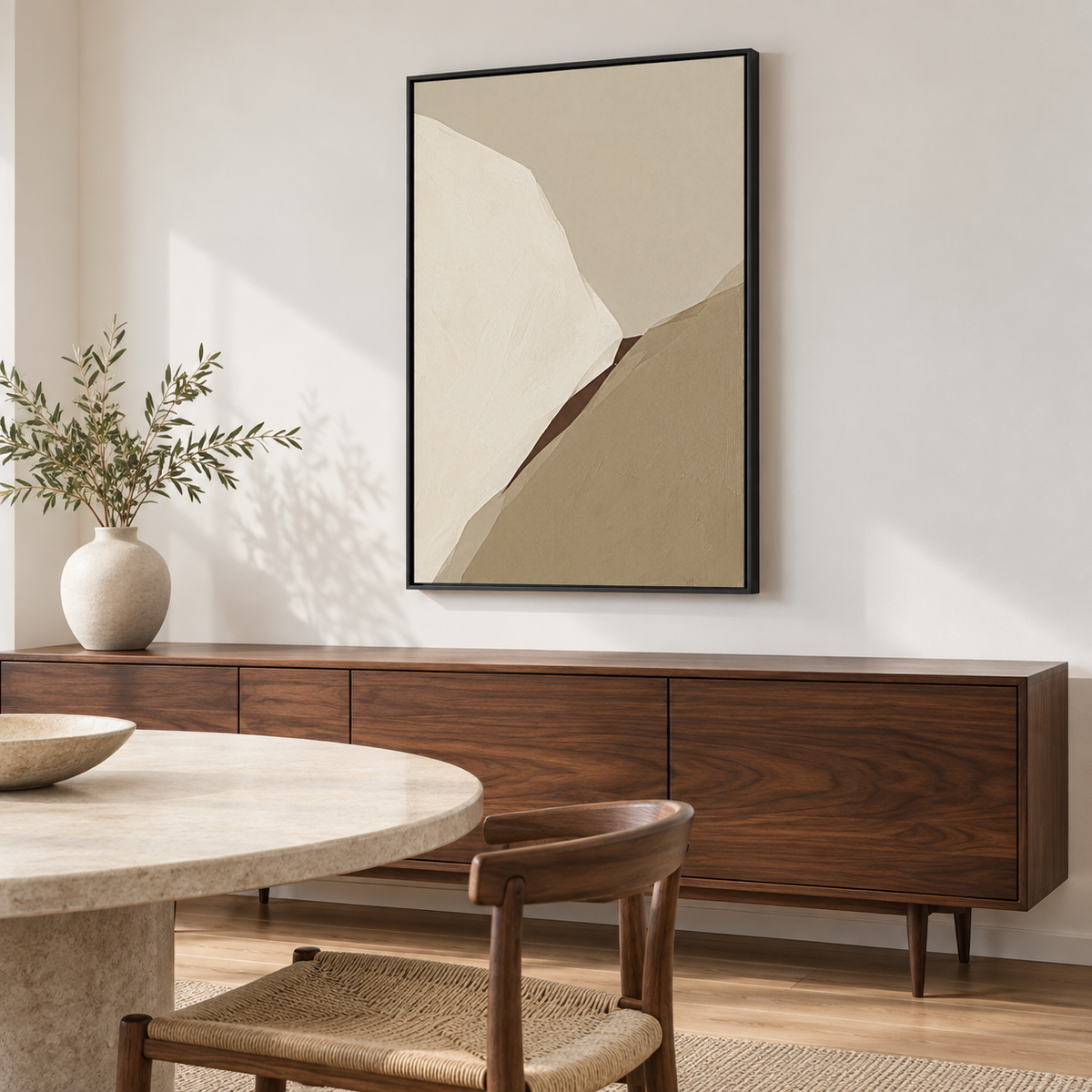 Tableau salle à manger en cadre noir, formes beige et taupe au-dessus d'un buffet en noyer et d'une table ronde