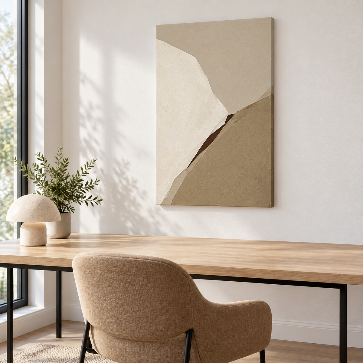Tableau décoration bureau sur toile sans cadre, pans beige et taupe au-dessus d'un plan de travail en bois