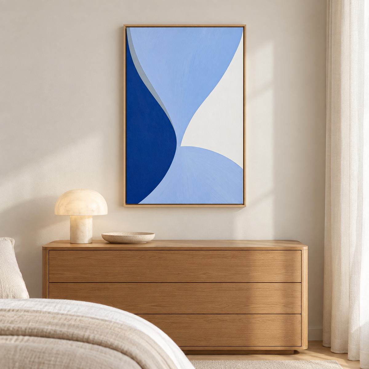 Tableau déco chambre adulte en cadre chêne clair, courbes bleu roi et bleu ciel au-dessus d'une commode en bois
