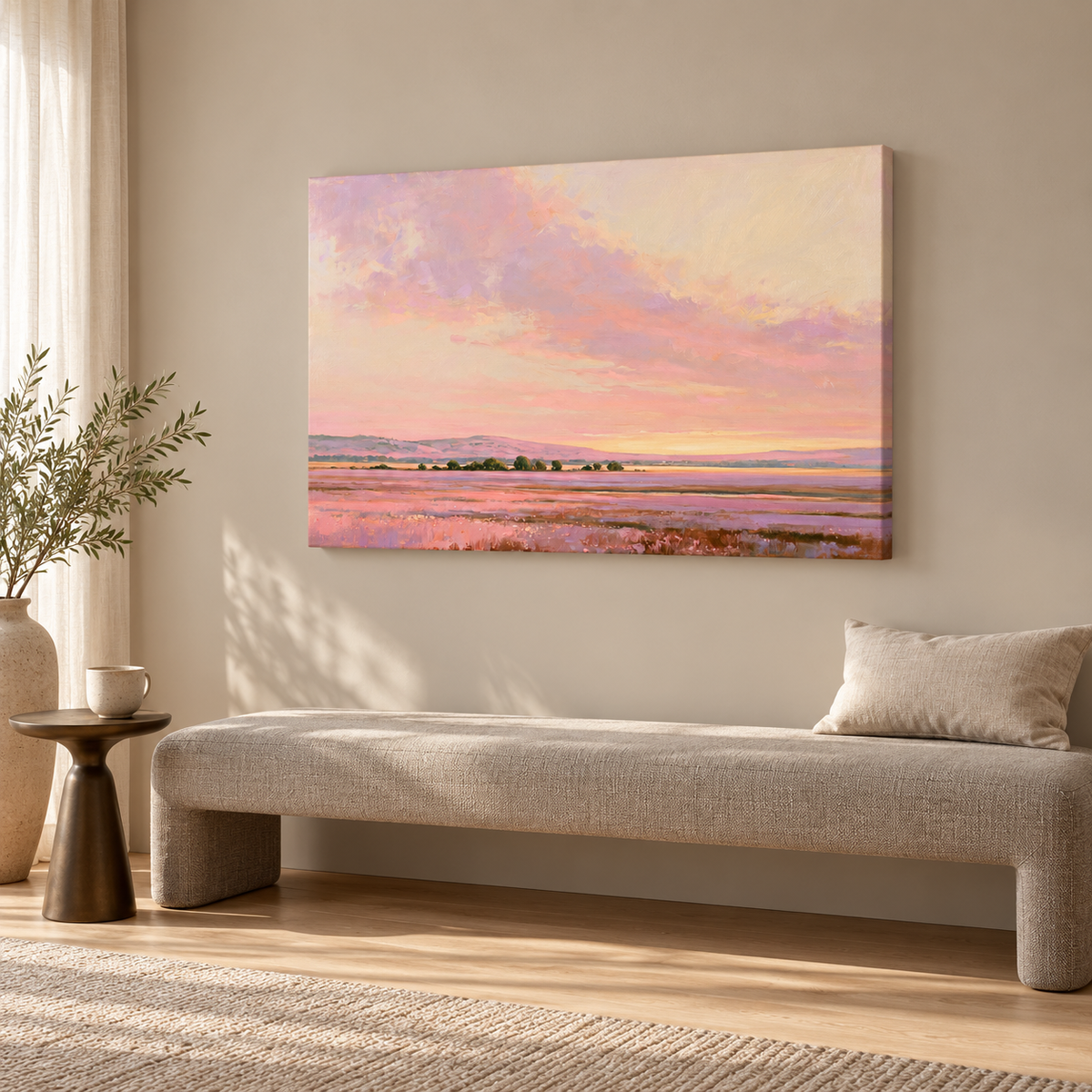 Coucher de soleil rose sur toile sans cadre, accroché au-dessus d'une banquette beige et d'un guéridon en bois