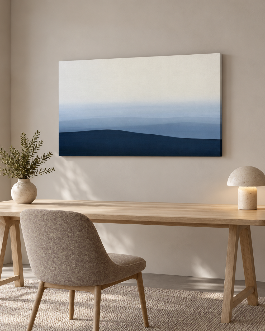 Tableau décoration bureau sur toile sans cadre, paysage bleu marine au-dessus d'une table de travail en bois clair