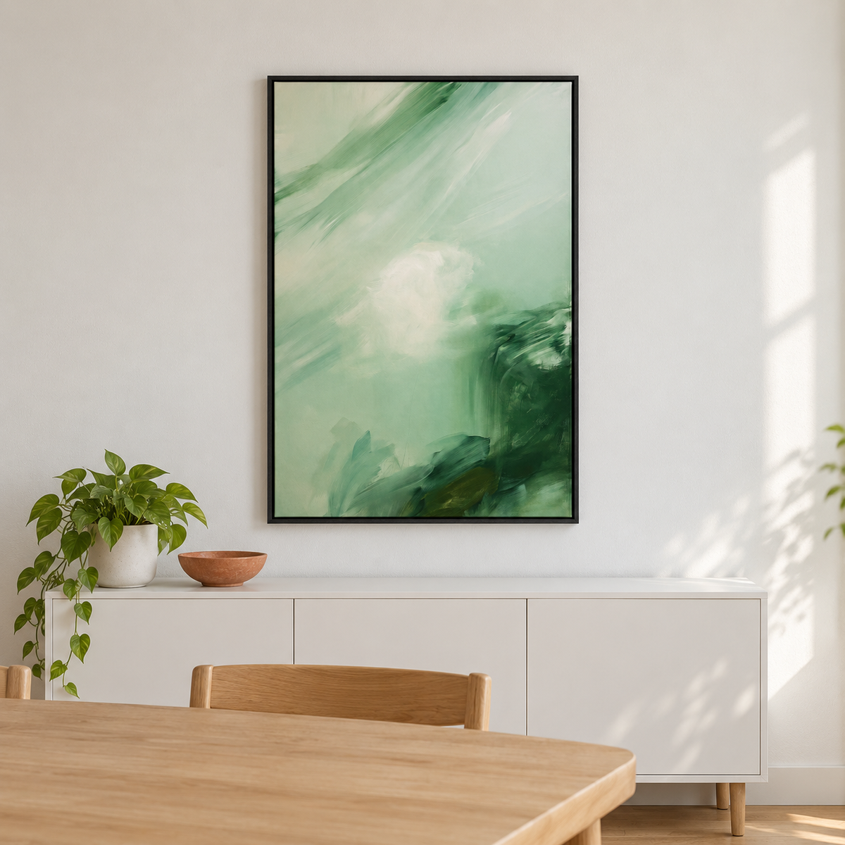 Tableau salle à manger en cadre noir, abstrait vert d'eau et émeraude au-dessus d'un buffet blanc