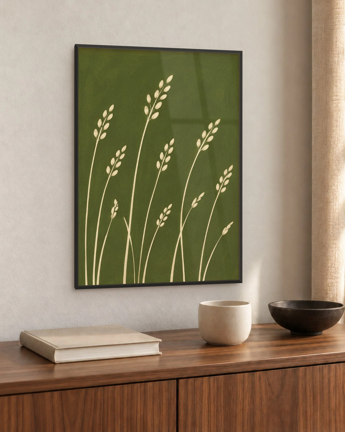 Affiche déco salon épis crème et vert olive encadrée en noir au-dessus d'un buffet en noyer