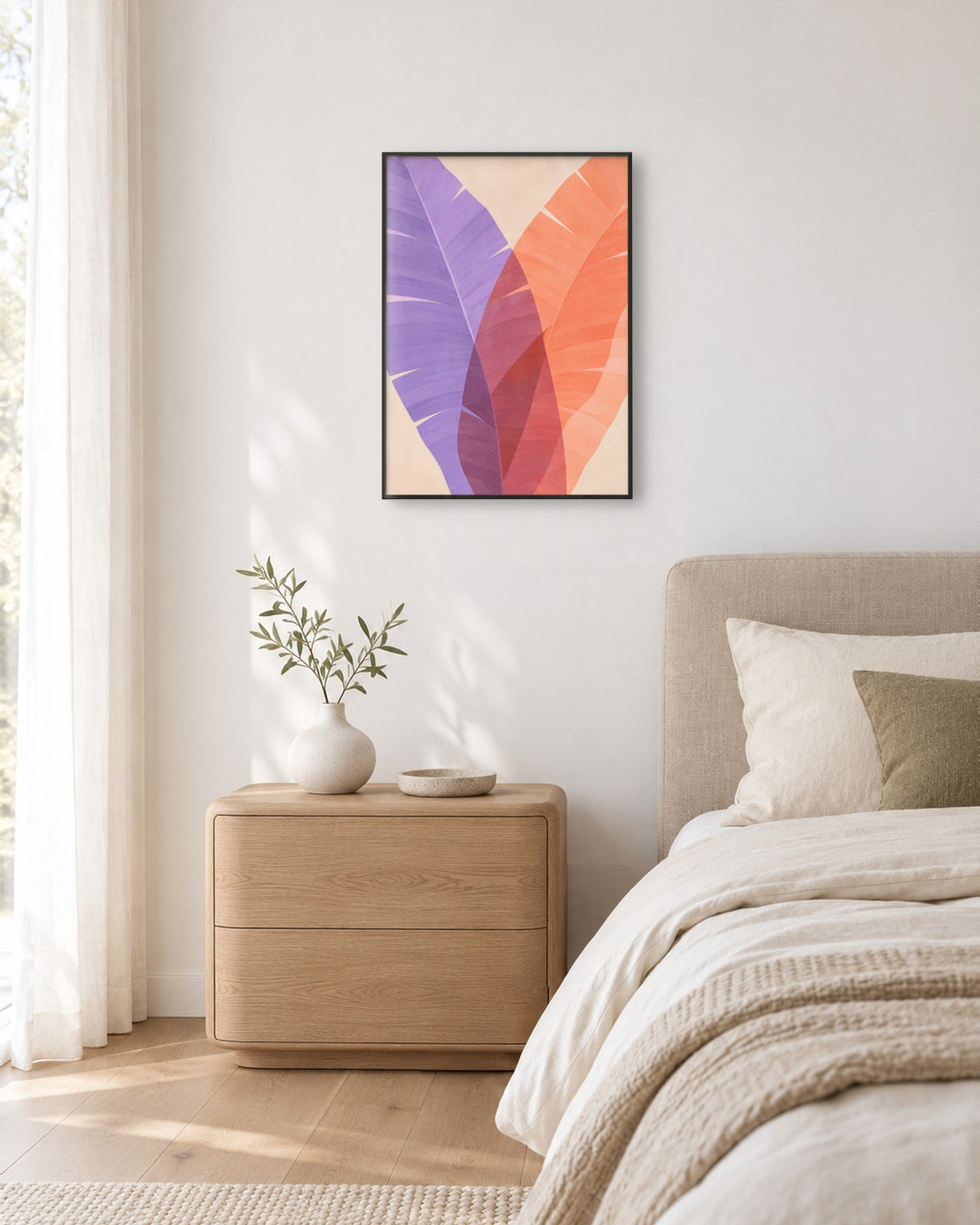 Affiche feuilles de bananier lilas et orange sur fond crème, cadre noir, chambre avec chevet en chêne clair