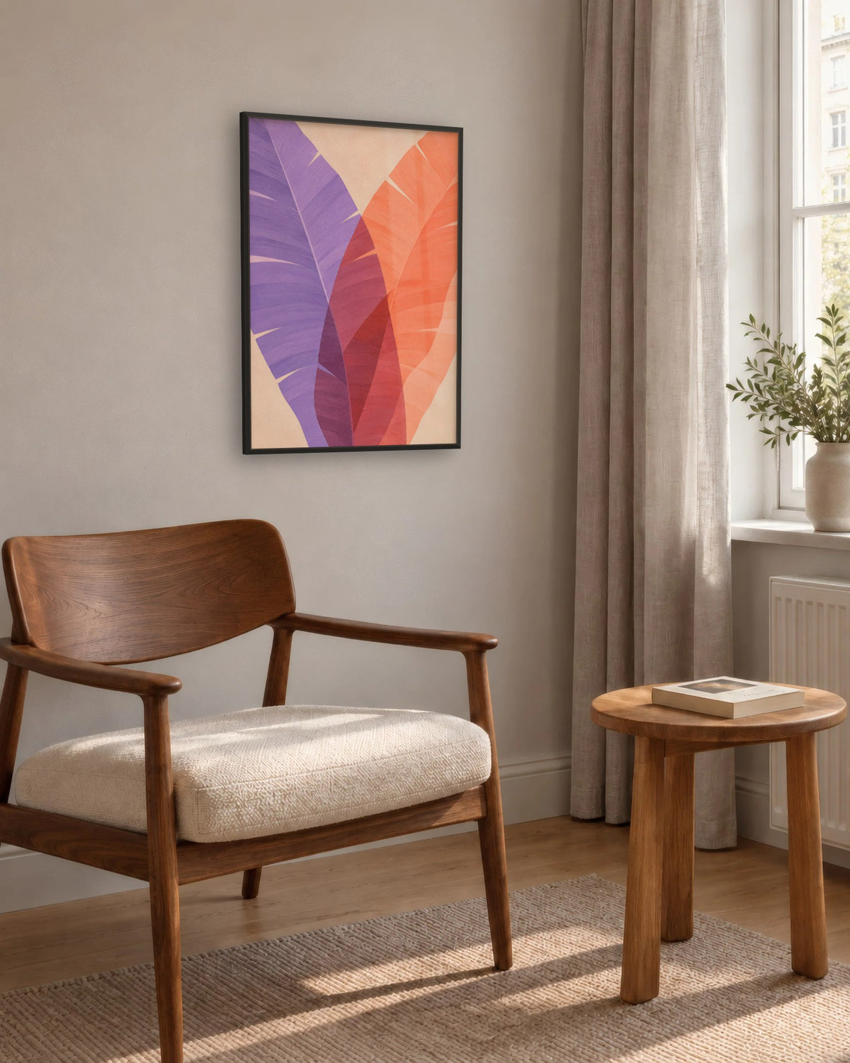 Affiche déco salon feuilles lilas et orange encadrée en noir près d'un fauteuil en noyer