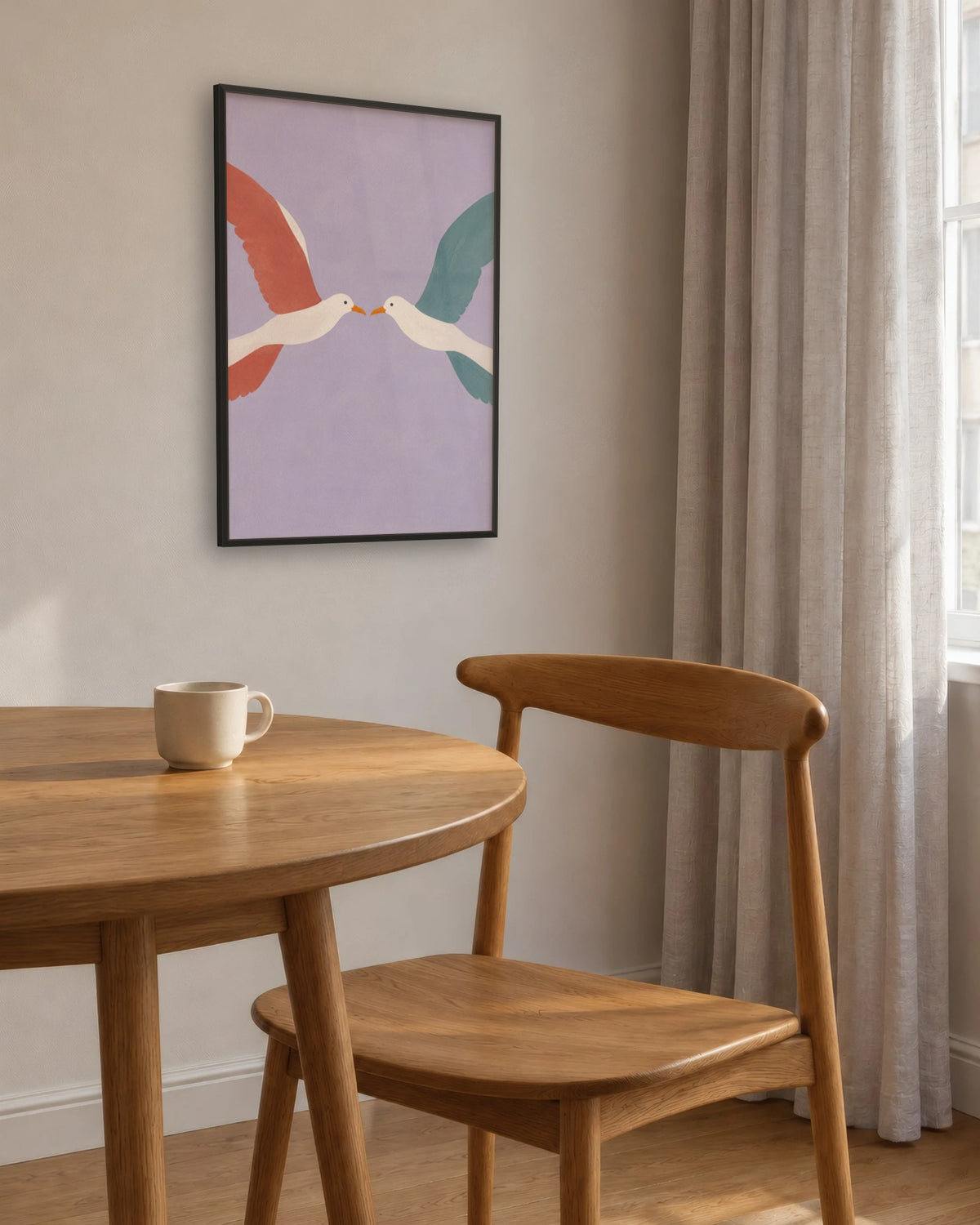 Affiche salle à manger deux oiseaux sur fond lilas encadrée en noir près d'une table ronde en chêne