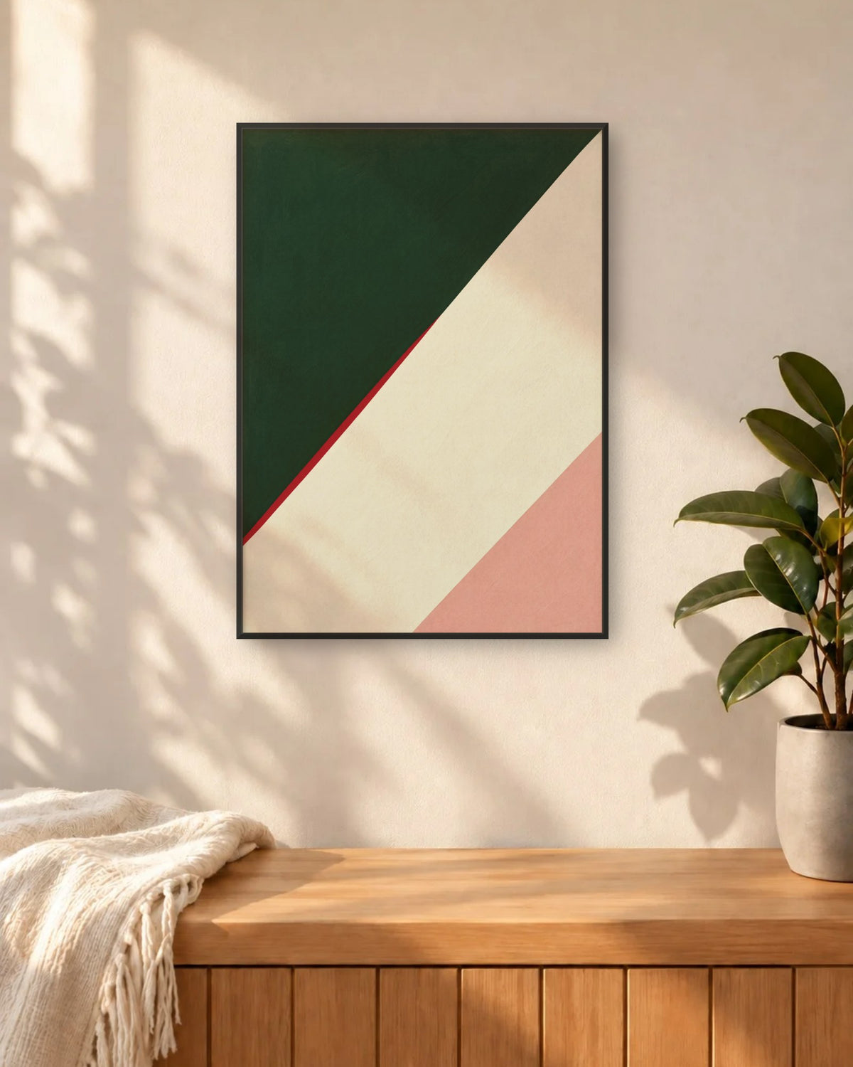 Affiche entrée abstraite vert forêt et rose en cadre noir, au-dessus d'un banc en bois clair