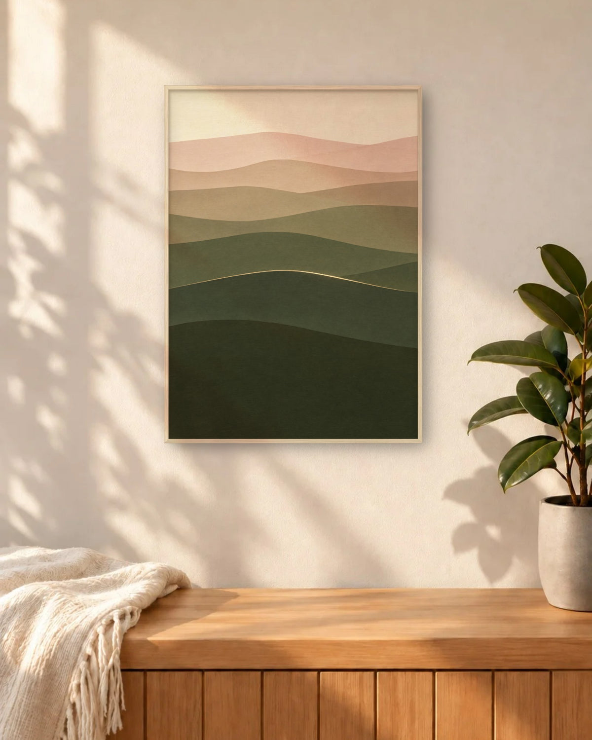 Affiche entrée paysage vert olive et rose en cadre chêne clair au-dessus d'un banc en bois près d'un ficus