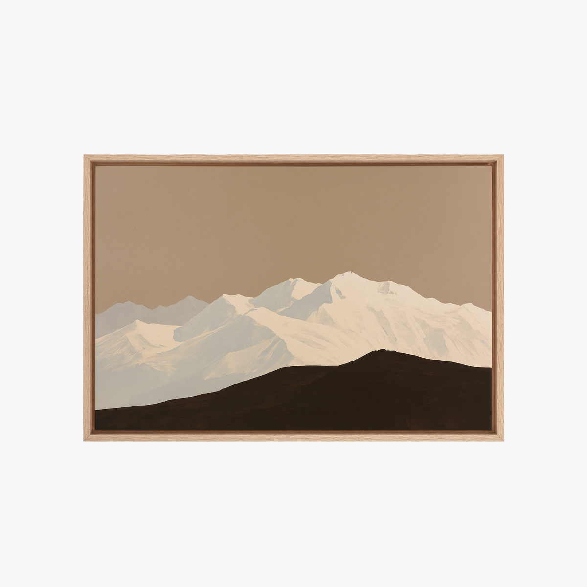 Tableau déco paysage de montagne encadré en chêne clair, vue de face, sommets enneigés et premier plan sombre