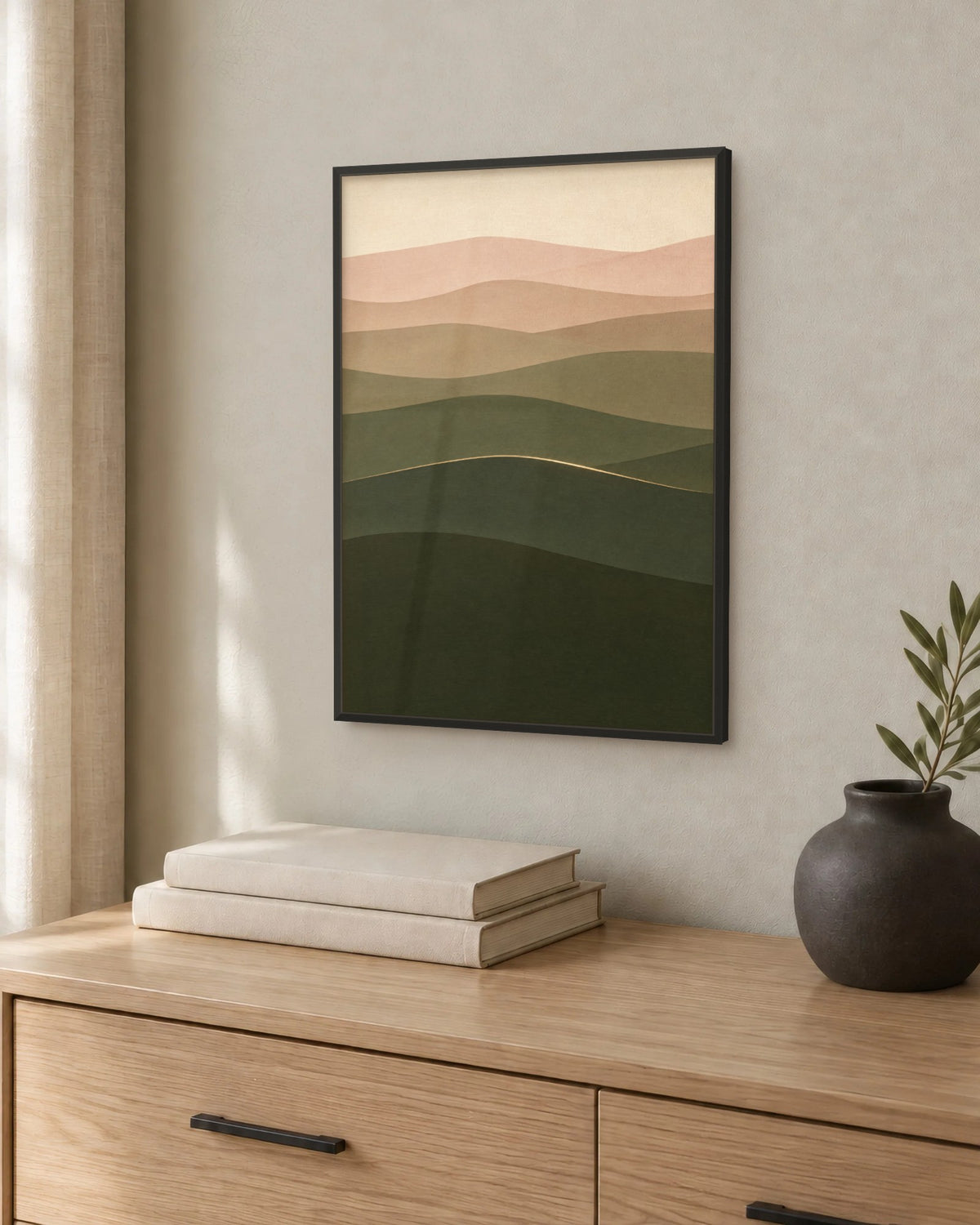 Affiche chambre collines vertes et roses encadrée en noir au-dessus d'une commode en chêne clair