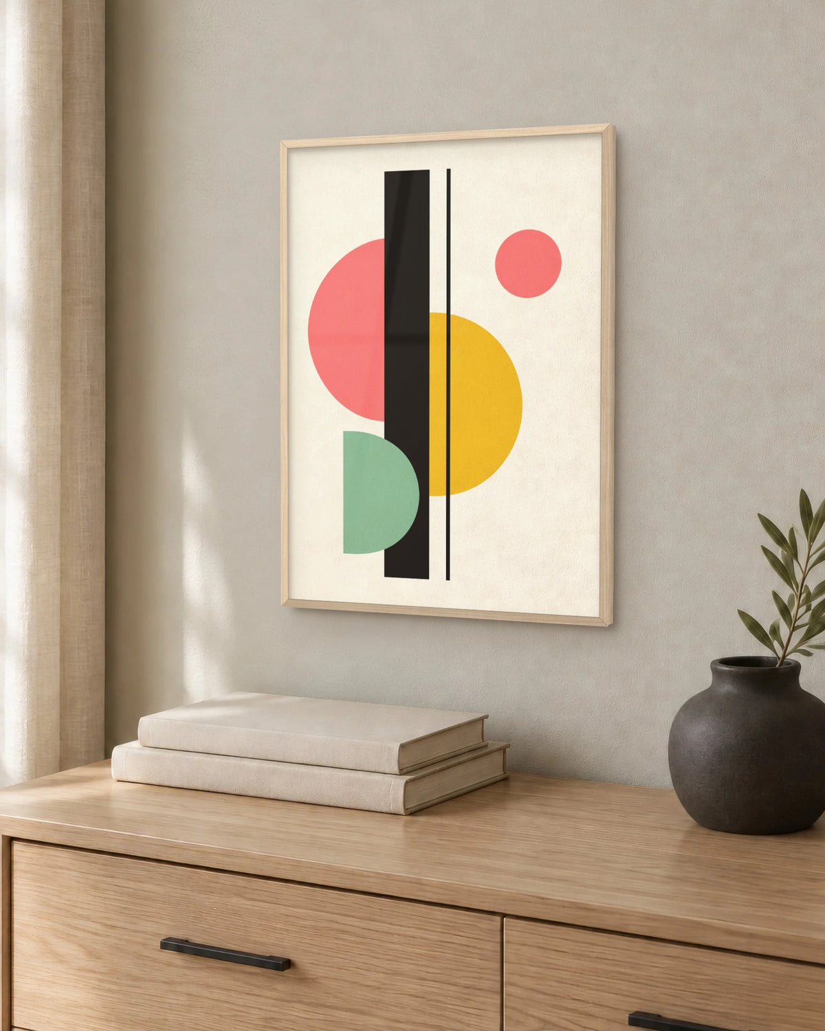 Affiche chambre abstraite colorée en cadre chêne clair, accrochée au-dessus d'une commode