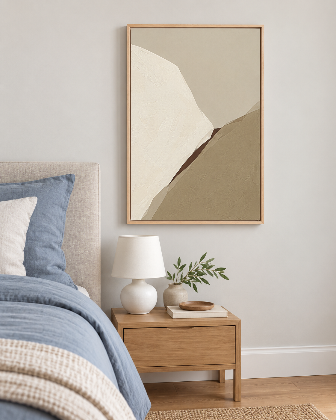 Tableau chambre en cadre chêne clair, abstrait beige et taupe au-dessus d'une table de chevet en bois