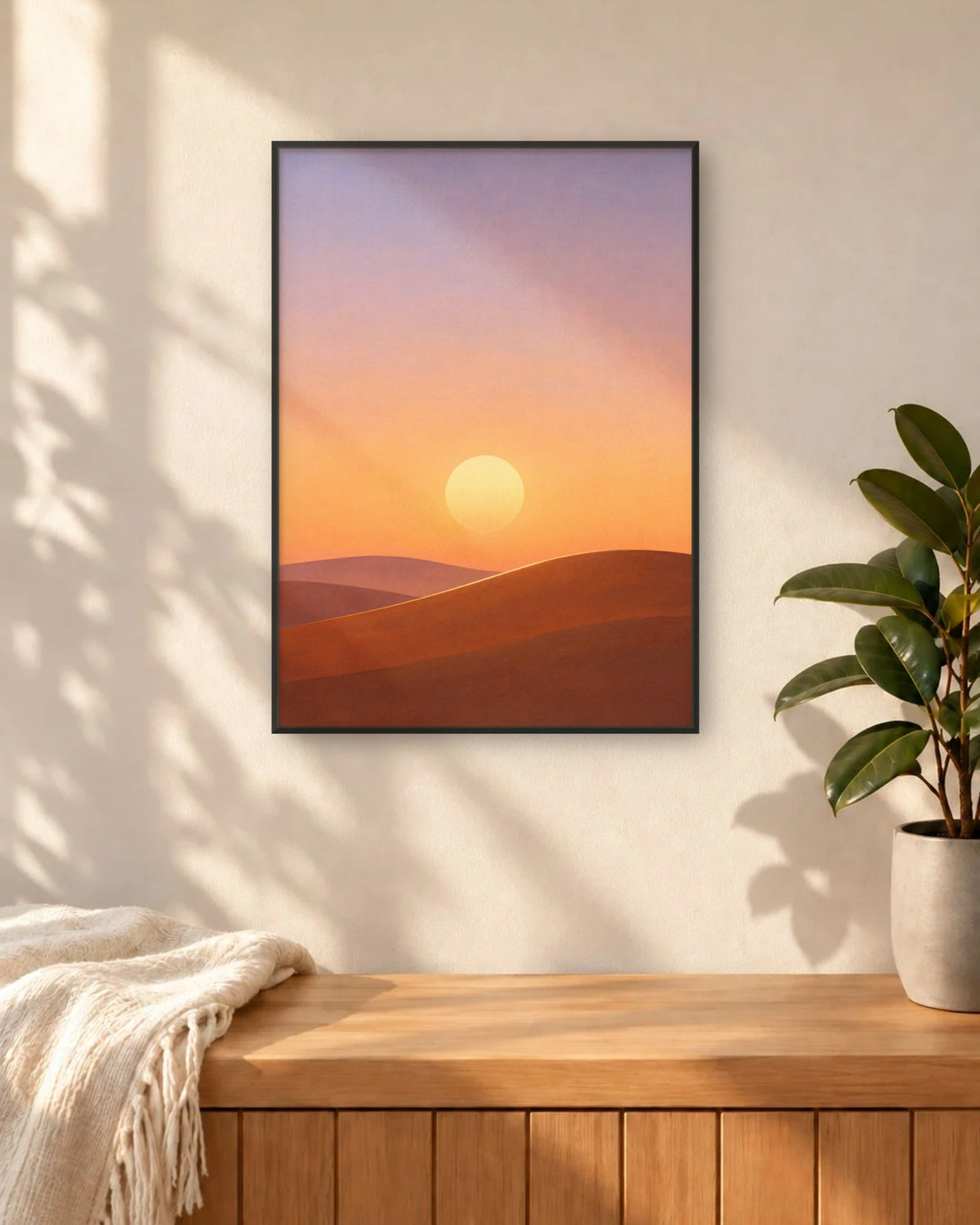 Affiche entrée coucher de soleil orange en cadre noir au-dessus d'un banc en bois près d'un ficus