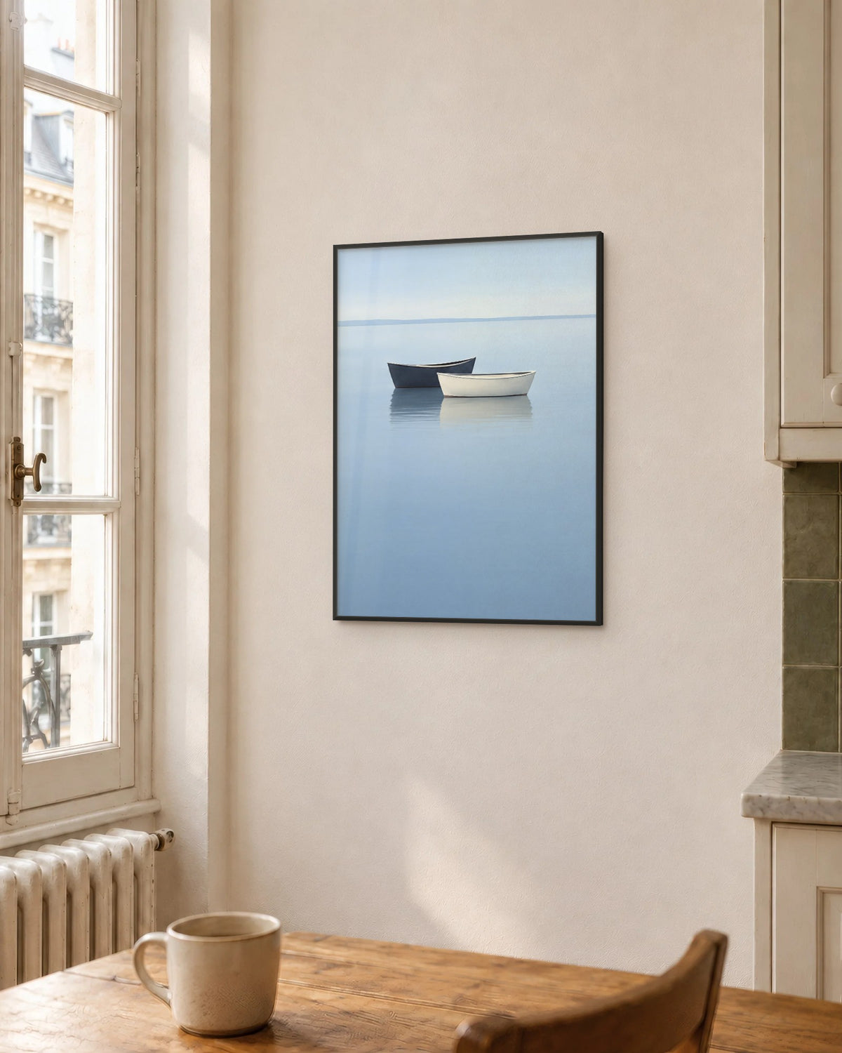 Affiche cuisine bord de mer bleu pâle en cadre noir, dans une cuisine parisienne lumineuse
