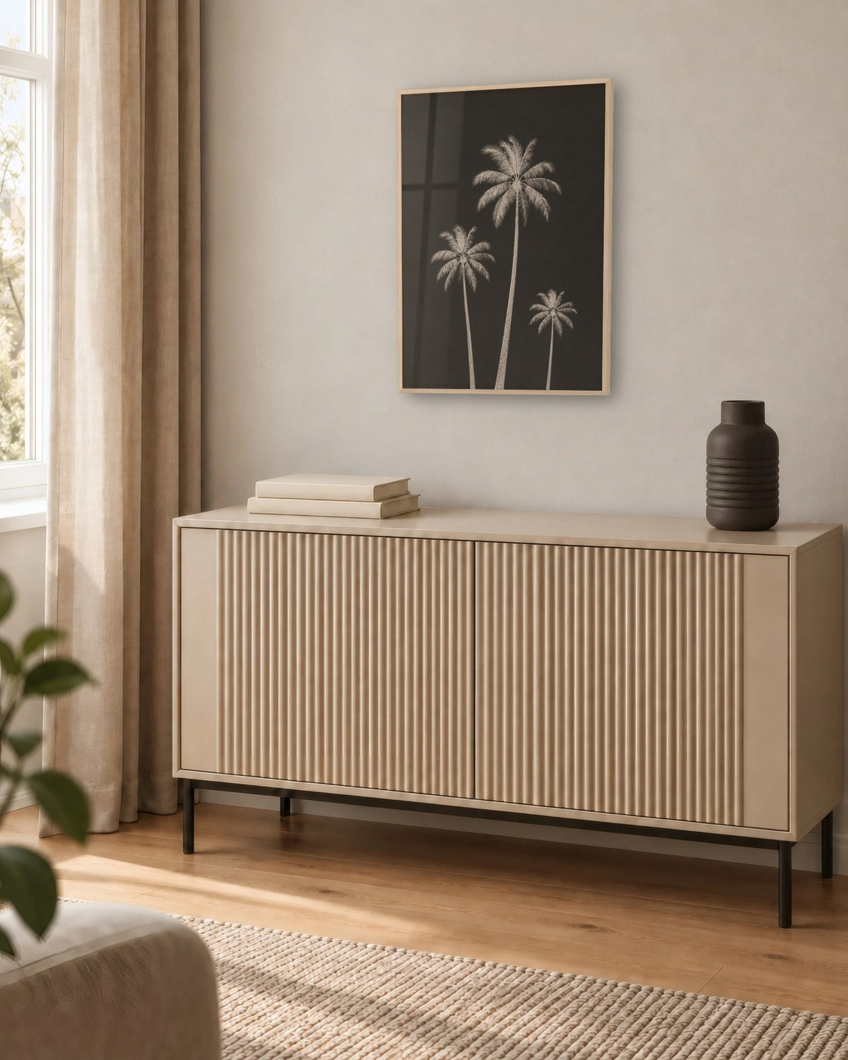Affiche déco salon palmiers noir et crème en cadre chêne clair au-dessus d'un buffet beige rainuré