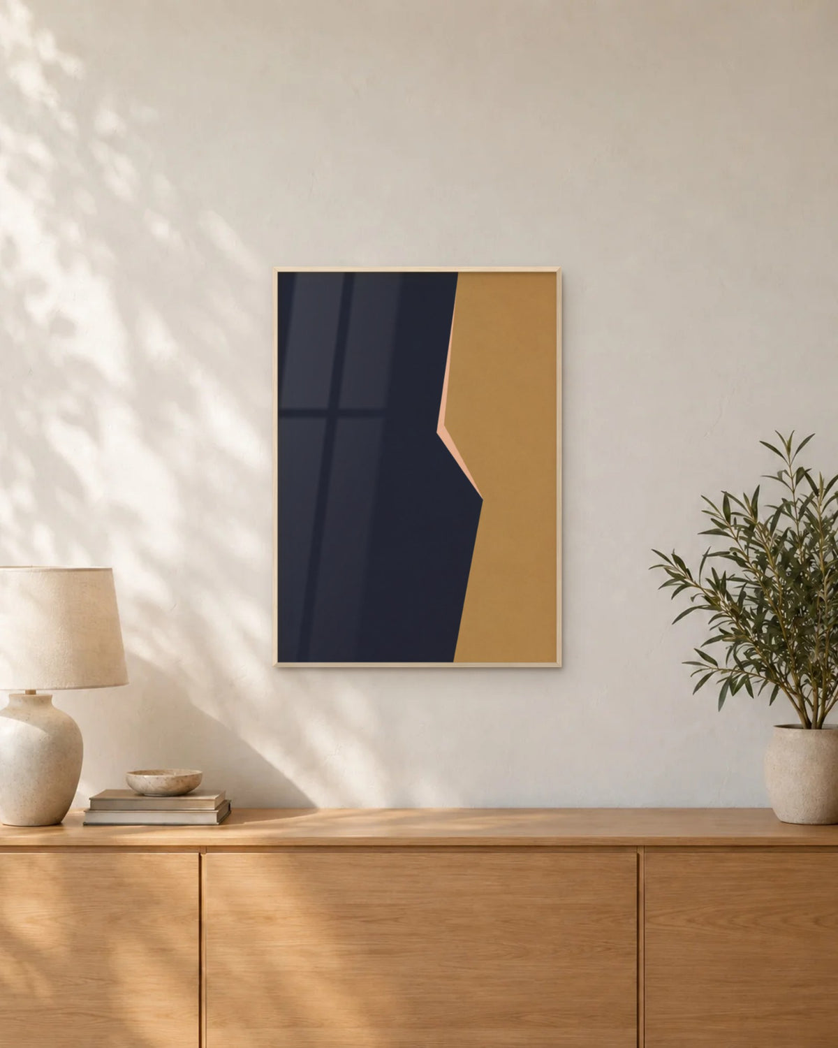 Affiche déco salon bleu nuit et ocre en cadre chêne clair au-dessus d'un buffet en chêne