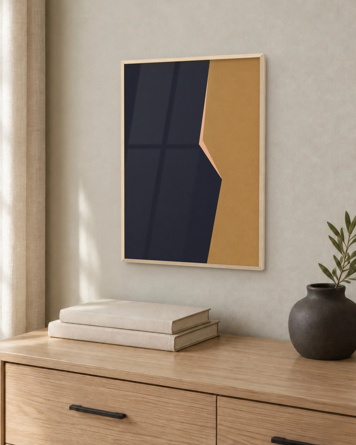 Affiche chambre abstraite bleu nuit et ocre en cadre chêne clair au-dessus d'une commode