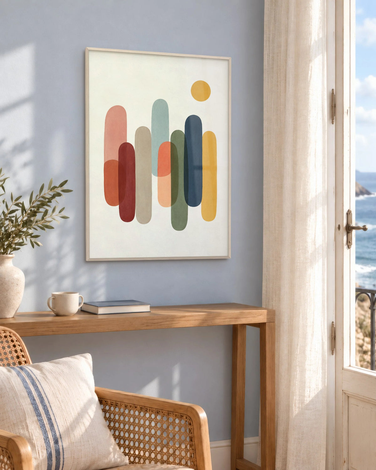 Affiche déco salon abstraite colorée en cadre chêne clair sur un mur bleu, au-dessus d'une console