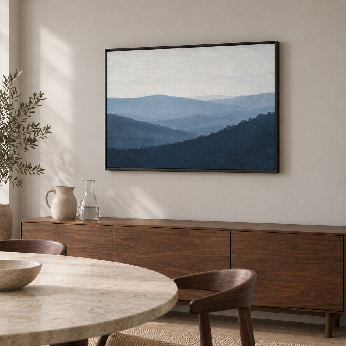 Tableau salle à manger en cadre noir, vallées bleu ardoise au-dessus d'un buffet en noyer et d'une table en pierre