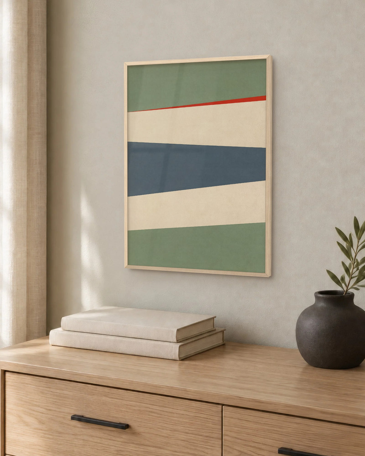 Affiche chambre minimaliste bleu et vert sauge en cadre chêne clair au-dessus d'une commode