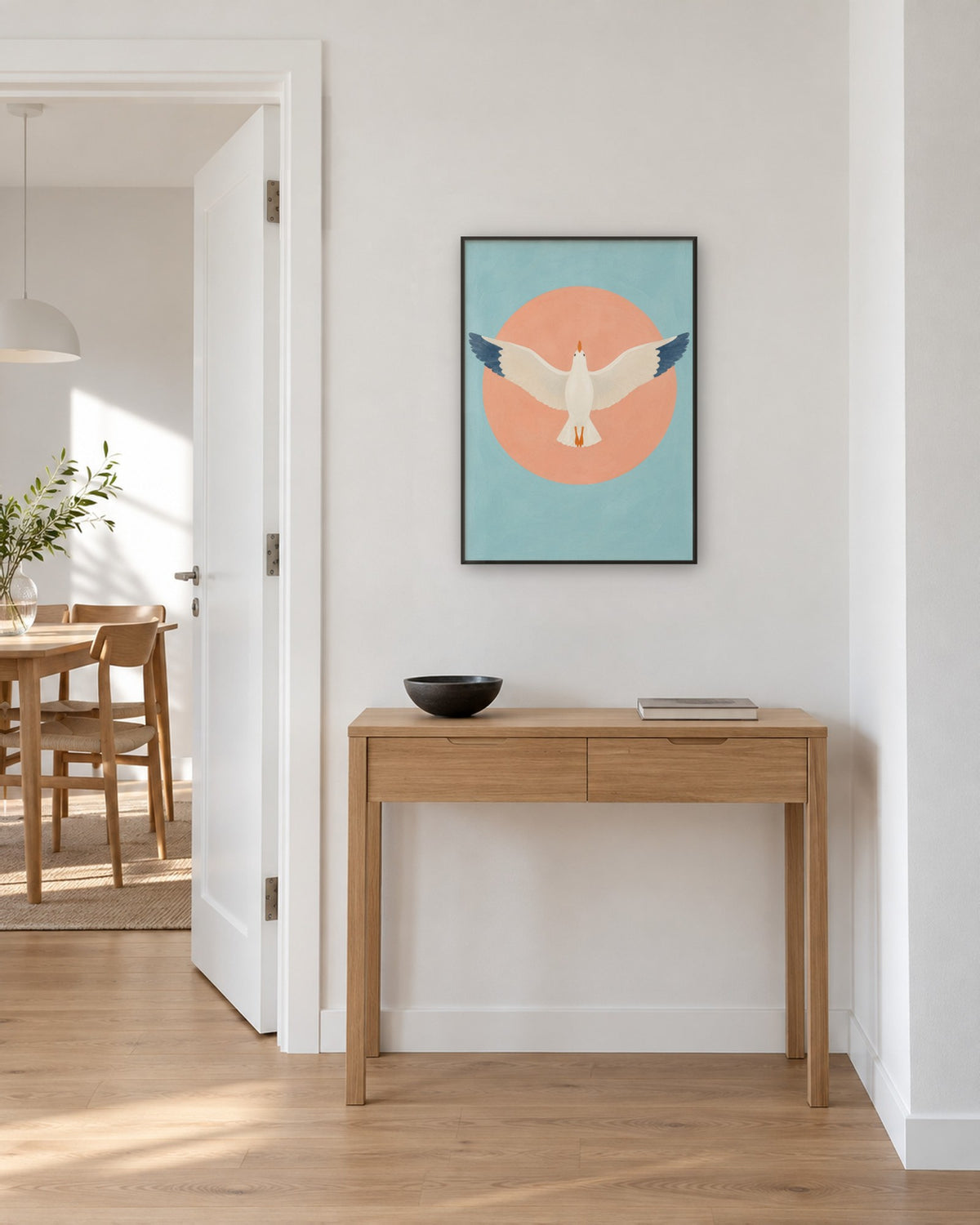 Affiche mouette et soleil pêche sur bleu ciel en cadre noir, entrée lumineuse avec console en chêne