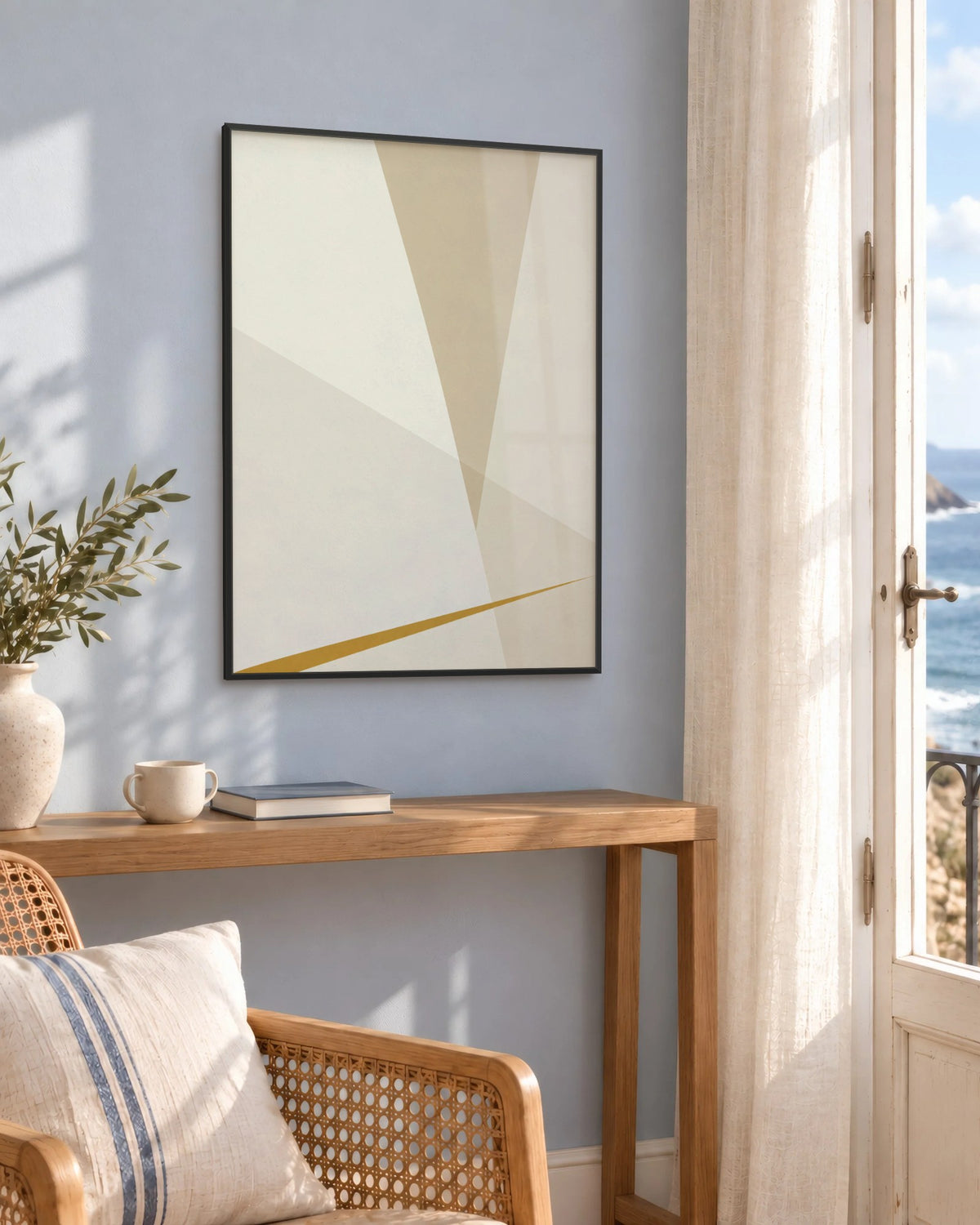 Affiche déco salon beige et doré en cadre noir sur un mur bleu, au-dessus d'une console en chêne