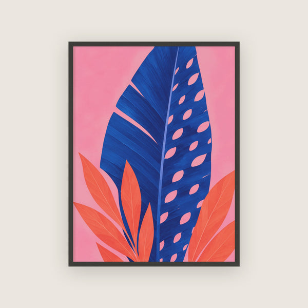 Affiche tropicale bleu et rose encadrée en noir, feuille cobalt ajourée et feuilles corail