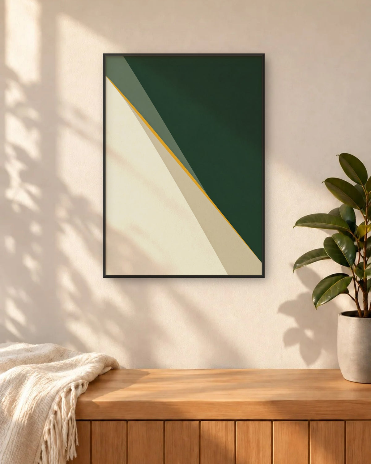 Affiche entrée abstraite vert et beige en cadre noir, au-dessus d'un banc en bois près d'un ficus