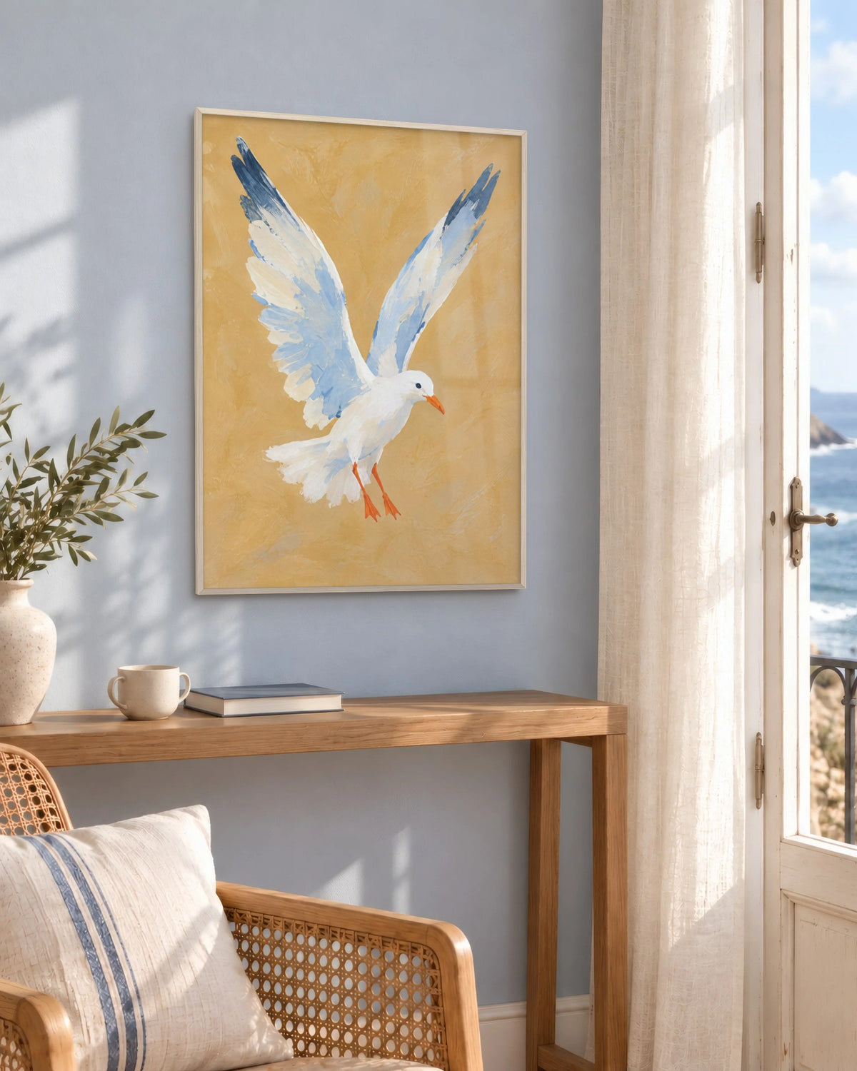 Affiche déco salon mouette ocre et bleue en cadre chêne clair sur un mur bleu, au-dessus d'une console