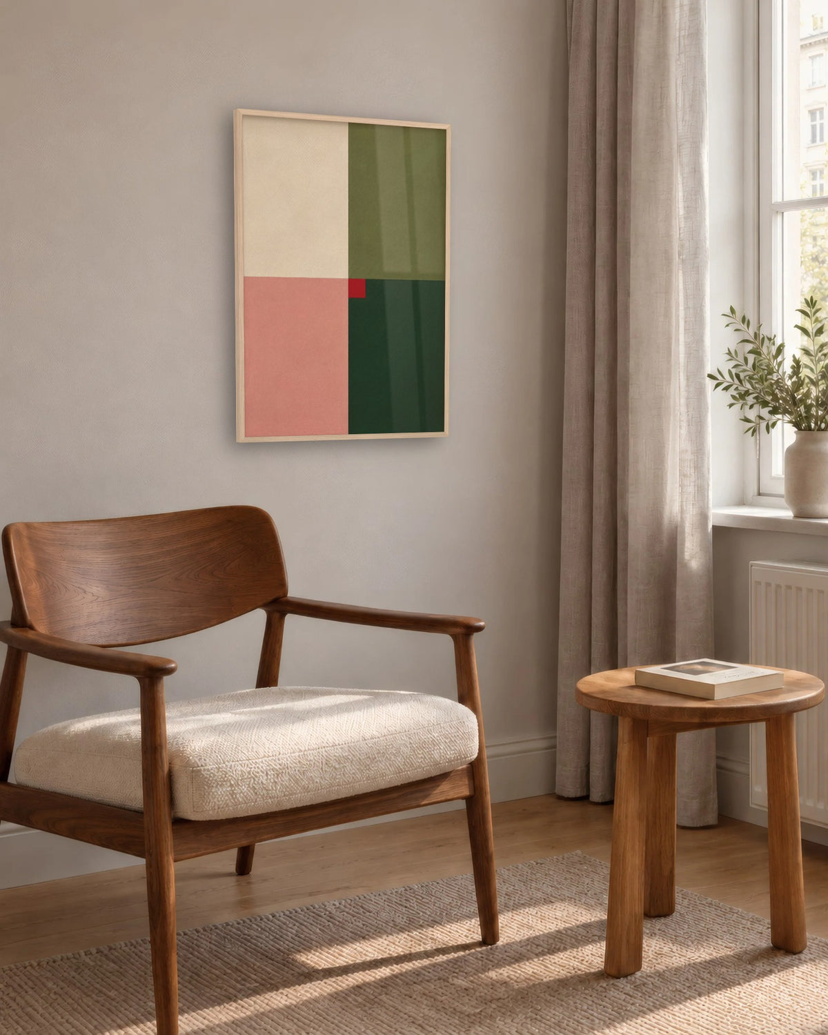 Affiche déco salon géométrique en cadre chêne clair au-dessus d'un fauteuil en noyer, coin lecture