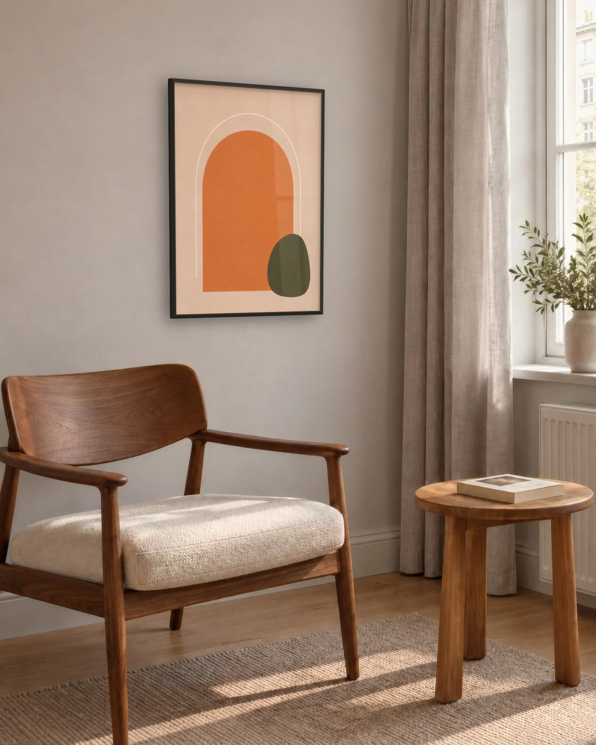 Affiche déco salon minimaliste orange encadrée en noir au-dessus d'un fauteuil en noyer