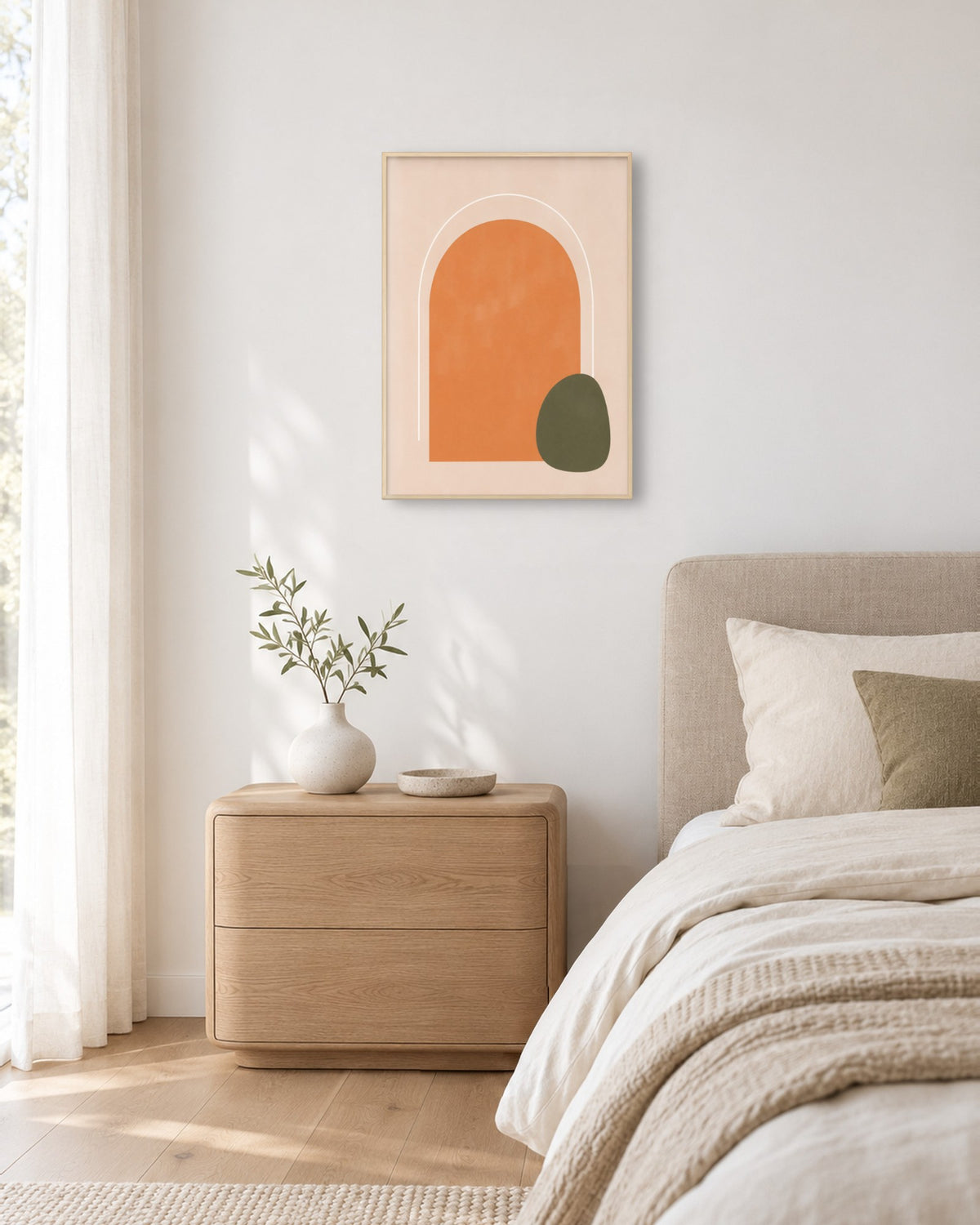 Affiche minimaliste arche orange et galet olive en cadre chêne clair dans une chambre au chevet en chêne